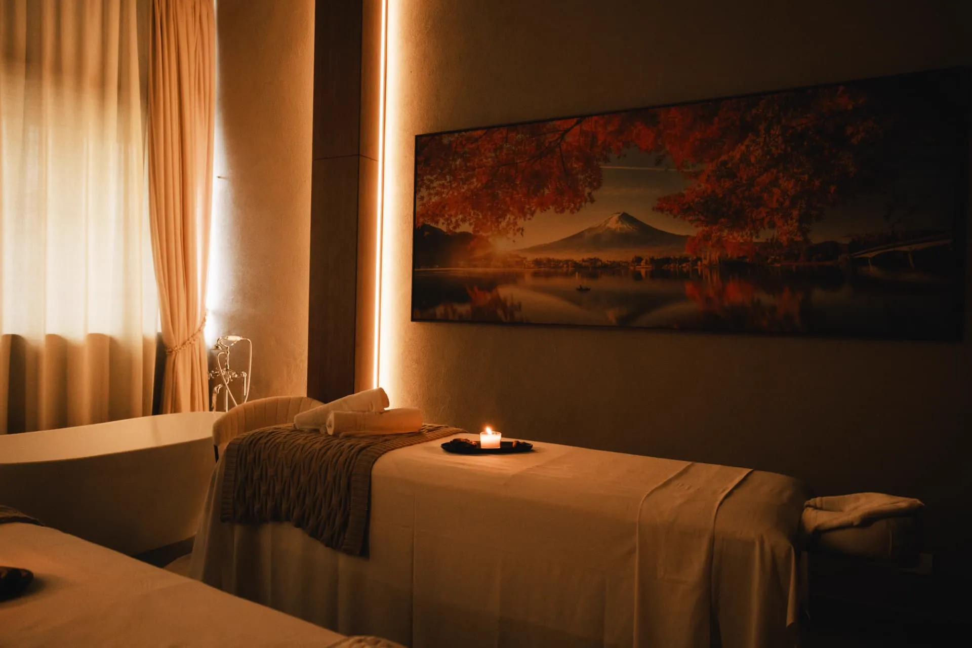 Sala de ritual para casal com velas e banheira no Chris Wellness Spa