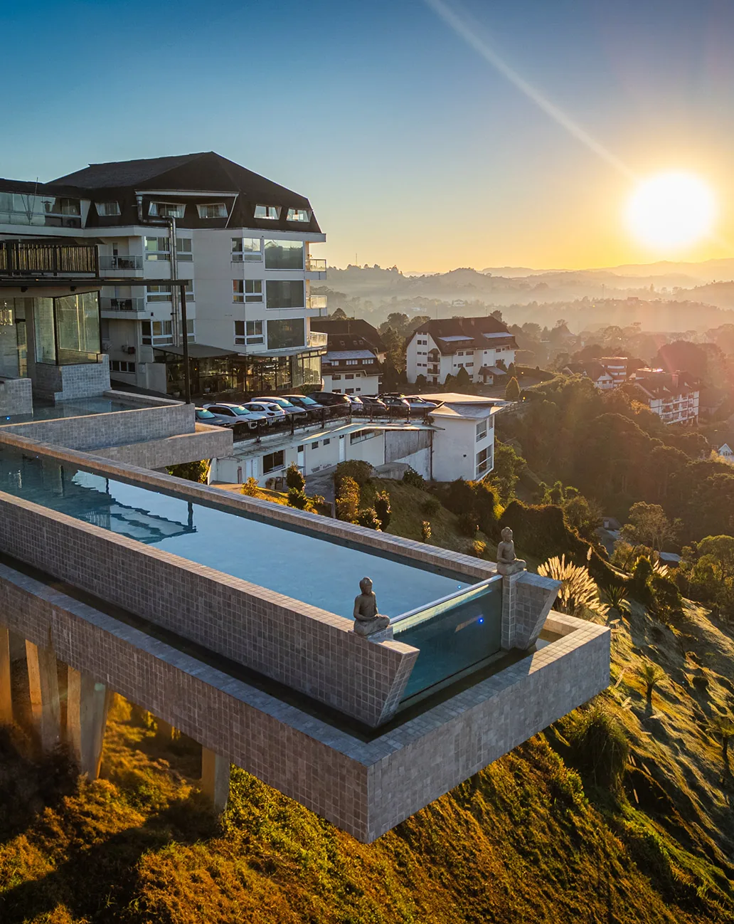 Vista aérea da piscina infinita ao pôr do sol