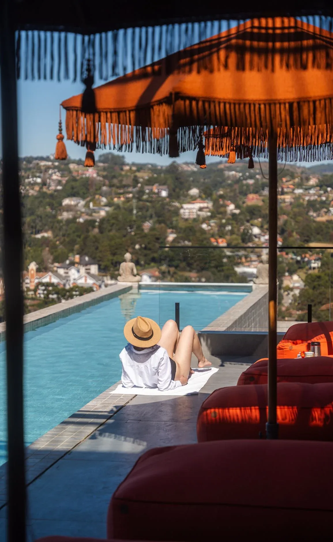 Piscina infinita com vista