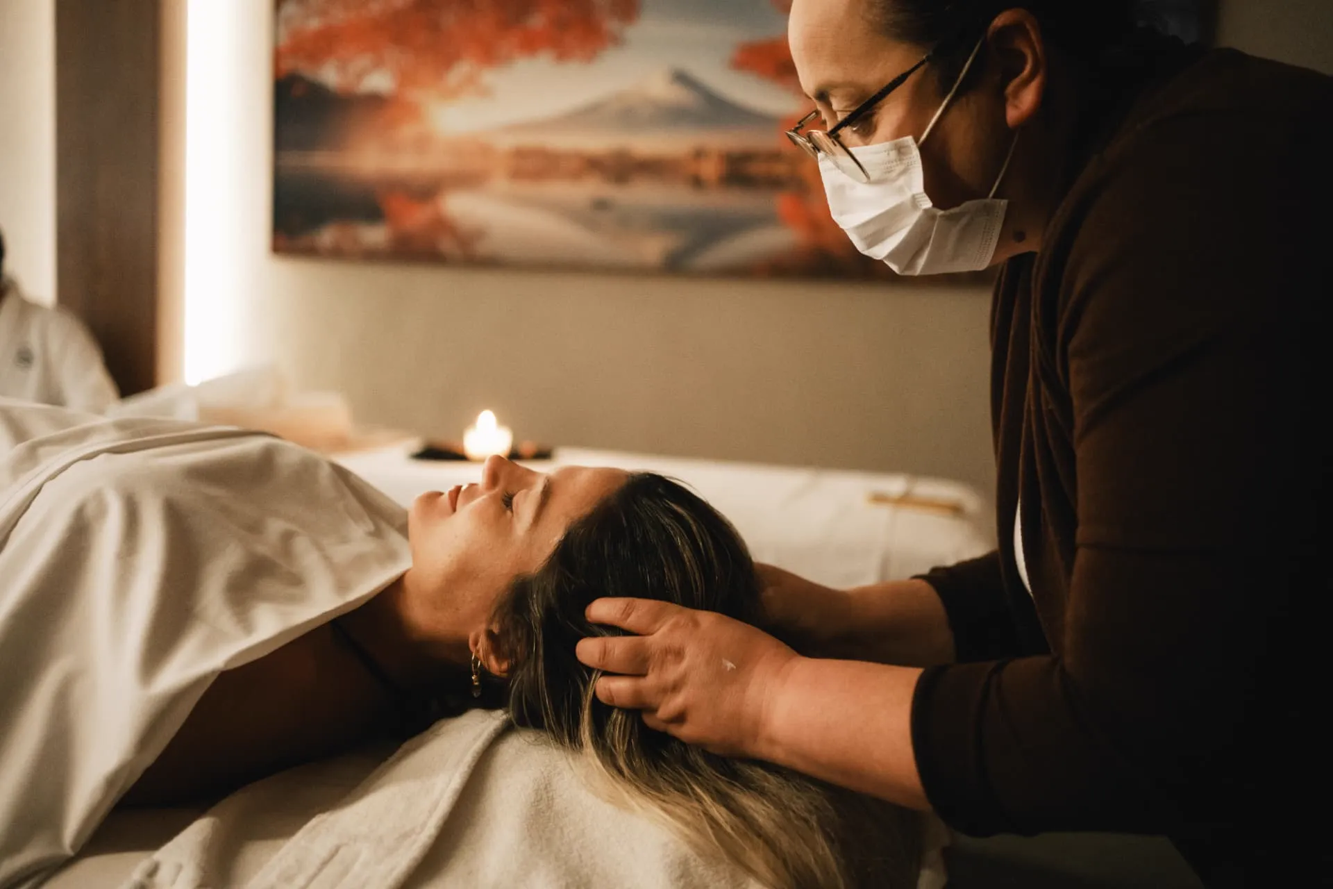 Terapeuta aplicando massagem relaxante no Chris Wellness Spa